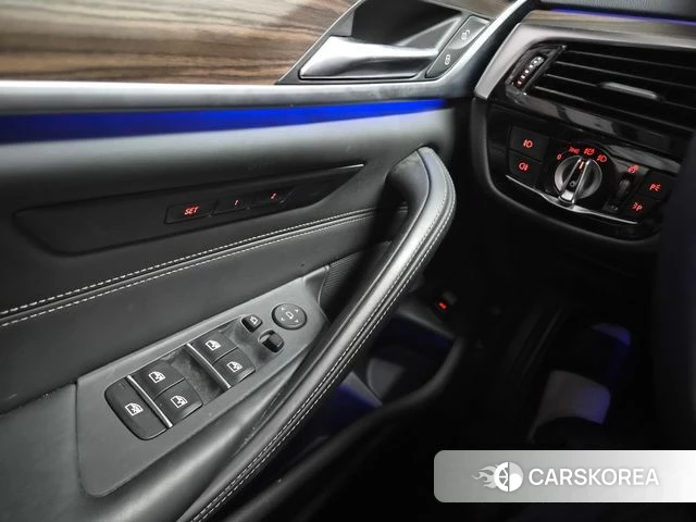 BMW 5 Series (G30) 2019 Белый из Кореи, фото 2