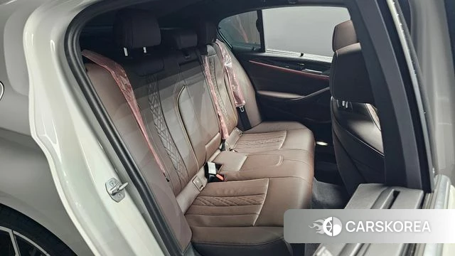 BMW 5 Series (G30) 2023 Белый из Кореи, фото 2