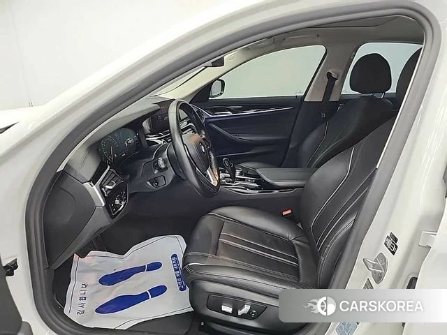 BMW 5 Series (G30) 2019 Белый из Кореи, фото 2