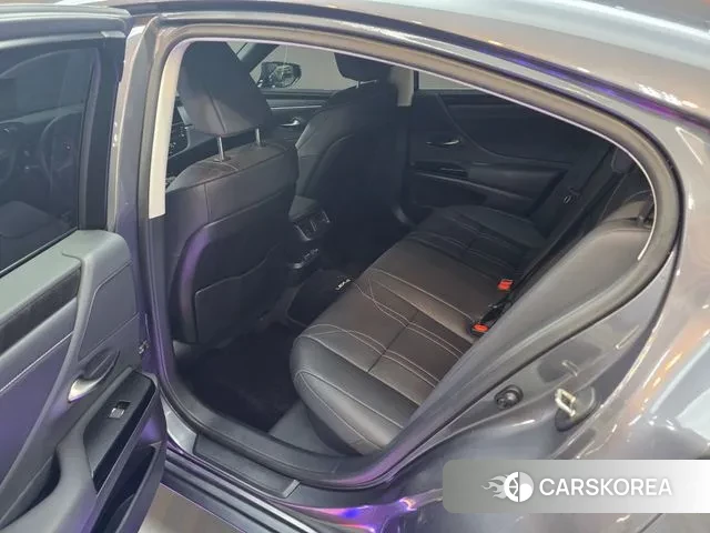 Lexus ES300h 7th generation 2023 Серый из Кореи, фото 2