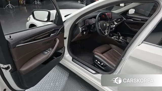 BMW 5 Series (G30) 2023 Белый из Кореи, фото 2