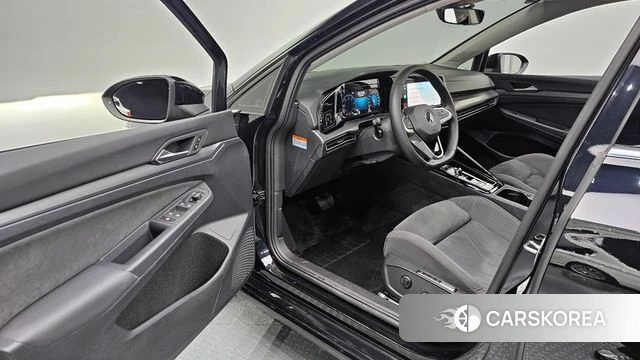 Volkswagen Golf 8th Generation 2023 Черный из Кореи, фото 2