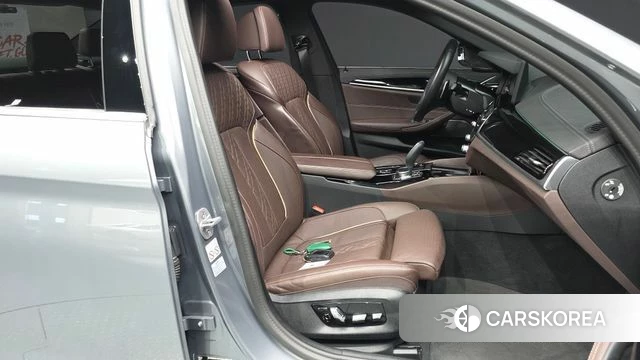 BMW 5 Series (G30) 2023 Серый из Кореи, фото 2