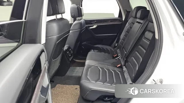 Volkswagen Touareg 3rd generation 2023 Белый из Кореи, фото 2