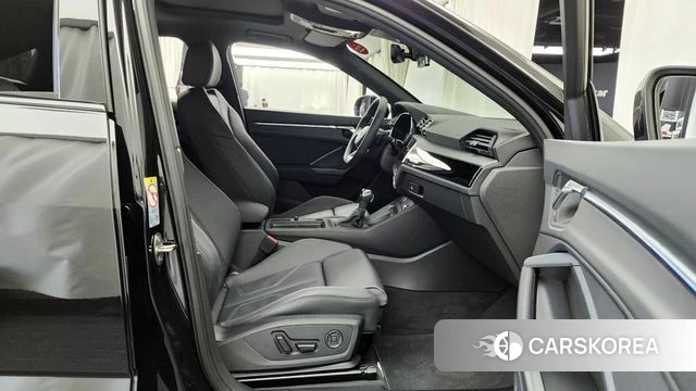 Audi Q3 (F3) 2025 Черный из Кореи, фото 2
