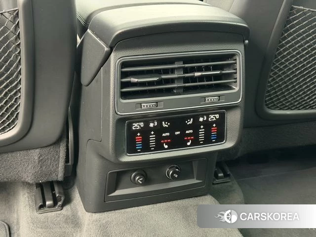 Audi Q7 2022 Черный из Китая, фото 2