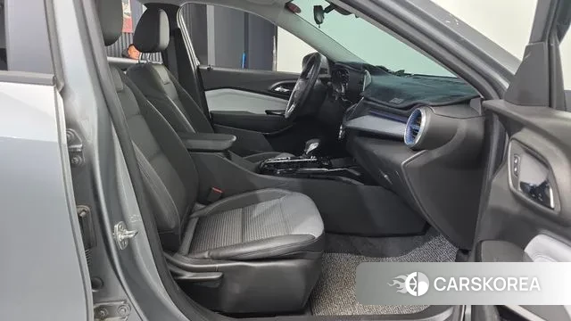 Chevrolet (GM Daewoo) Trax Crossover 2024 Серебристо-серый из Кореи, фото 2