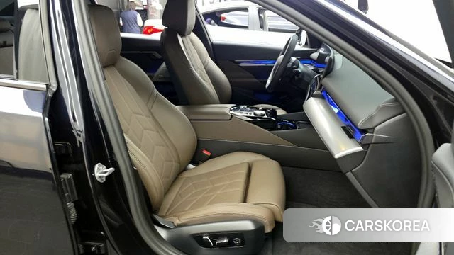 BMW 5 Series (G60) 2025 Черный из Кореи, фото 2