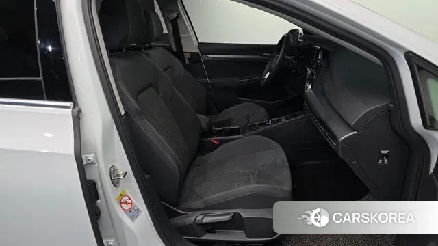 Volkswagen Golf 8th Generation 2022 Белый из Кореи, фото 2