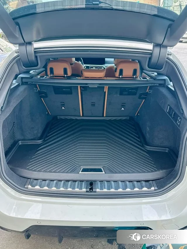 BMW 3 Series (G20) 2023 Белый из Кореи, фото 2