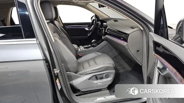 Volkswagen Touareg 3rd generation 2023 Серый из Кореи, фото 2