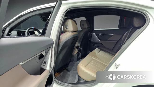 BMW 5 Series (G60) 2025 Белый из Кореи, фото 2