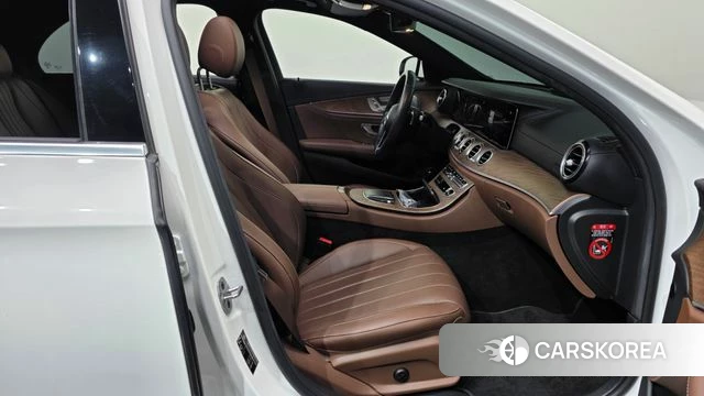 Mercedes-Benz E-Class W213 2022 Белый из Кореи, фото 2