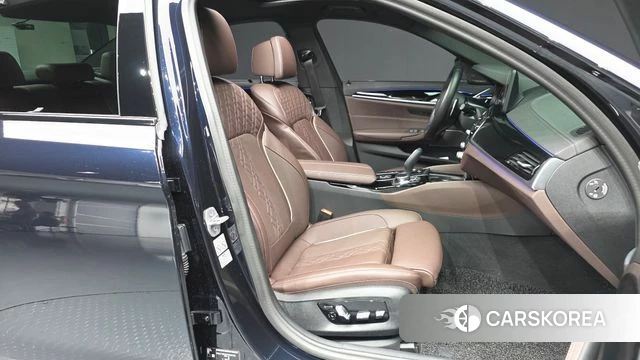 BMW 5 Series (G30) 2023 Черный из Кореи, фото 2