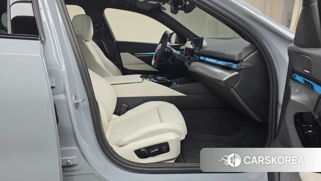 BMW 5 Series (G60) 2025 Серебристо-серый из Кореи, фото 2