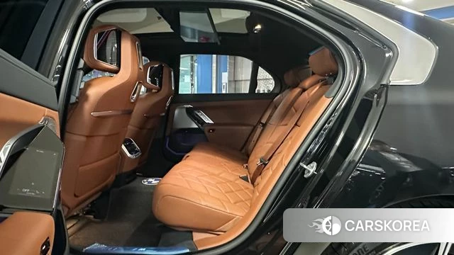 BMW 7 Series (G70) 2024 Черный из Кореи, фото 2