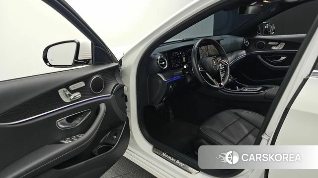 Mercedes-Benz E-Class W213 2023 Белый из Кореи, фото 2