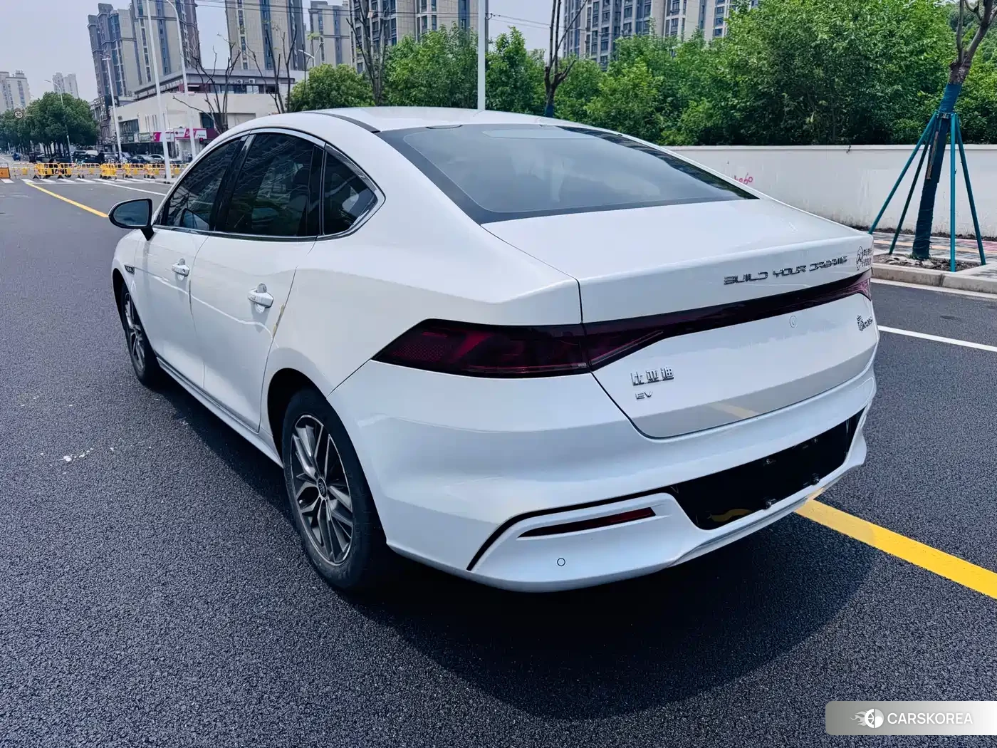 BYD Qin Yuan 2023 Белый из Китая, фото 2