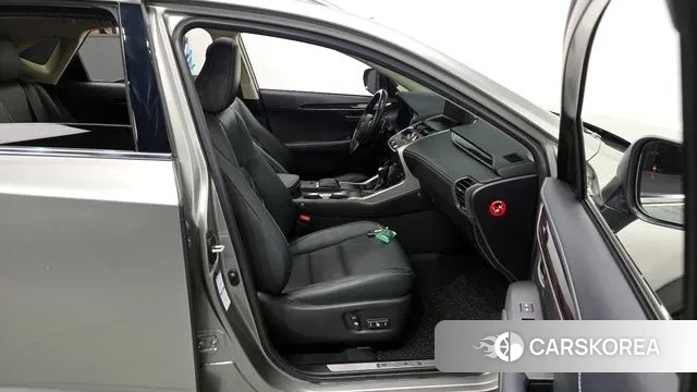 Lexus NX300h 2021 Серебряный из Кореи, фото 2