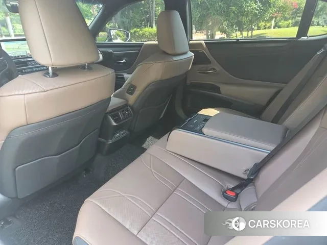 Lexus ES300h 7th generation 2023 Белый из Кореи, фото 2