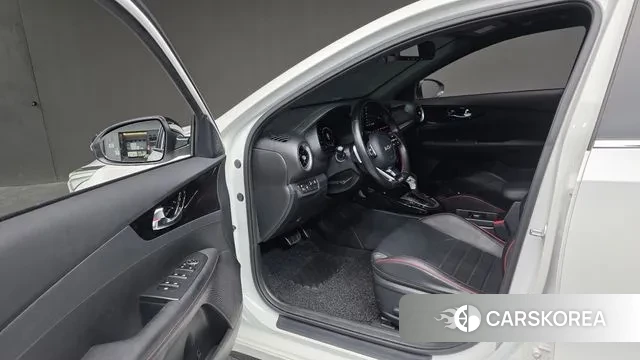 Kia The New K3 2nd generation 2021 Белый из Кореи, фото 2