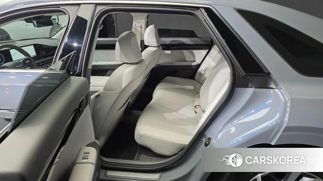Hyundai Grandeur Hybrid (GN7) 2024 Светло-серебряный цвет из Кореи, фото 2