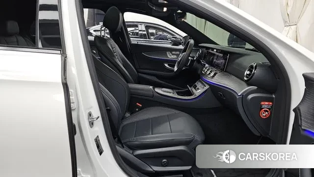 Mercedes-Benz E-Class W213 2023 Белый из Кореи, фото 2