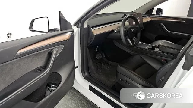 Tesla Model Y 2024 Белый из Кореи, фото 2