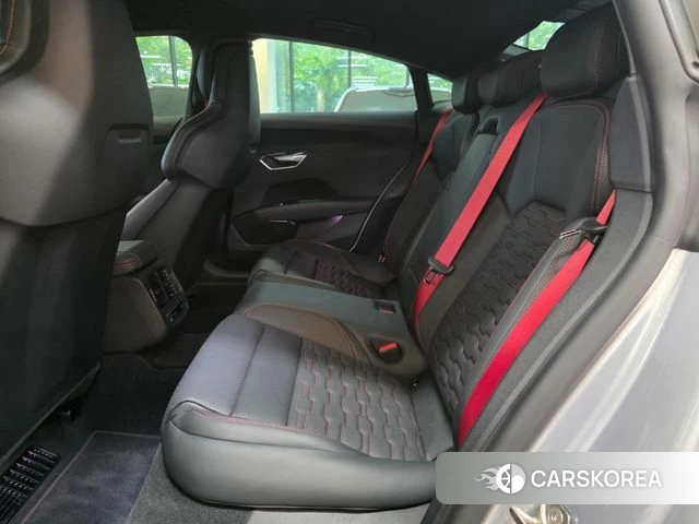 Audi RS e-Tron GT 2022 Серебряный из Кореи, фото 2