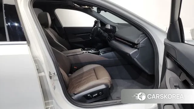 BMW 5 Series (G60) 2023 Белый из Кореи, фото 2