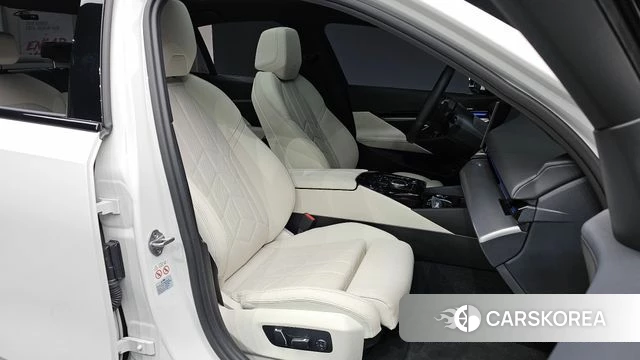BMW 5 Series (G60) 2024 Белый из Кореи, фото 2