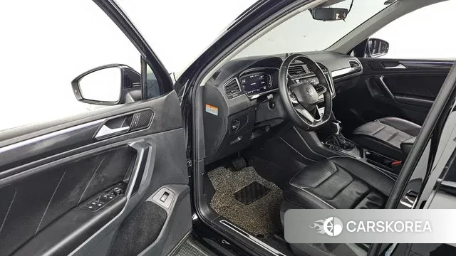 Volkswagen Tiguan second Generation 2021 Черный из Кореи, фото 2