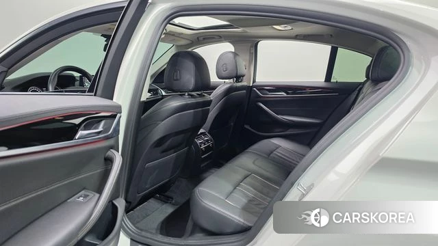 BMW 5 Series (G30) 2018 Белый из Кореи, фото 2