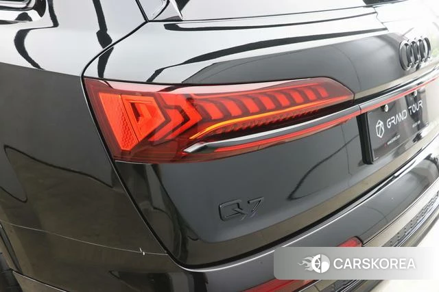 Audi Q7 2023 Черный из Китая, фото 2