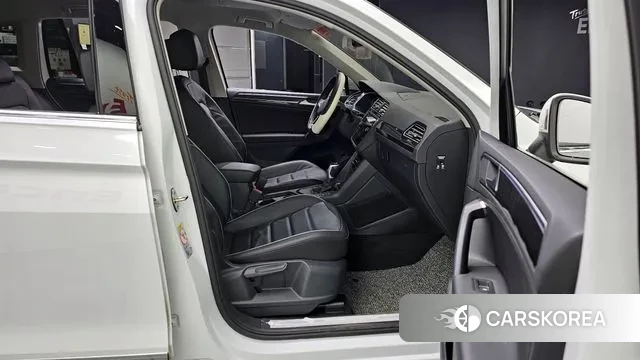 Volkswagen Tiguan second Generation 2024 Белый из Кореи, фото 2