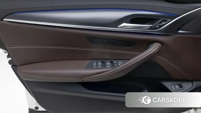 BMW 5 Series (G30) 2023 Белый из Кореи, фото 2