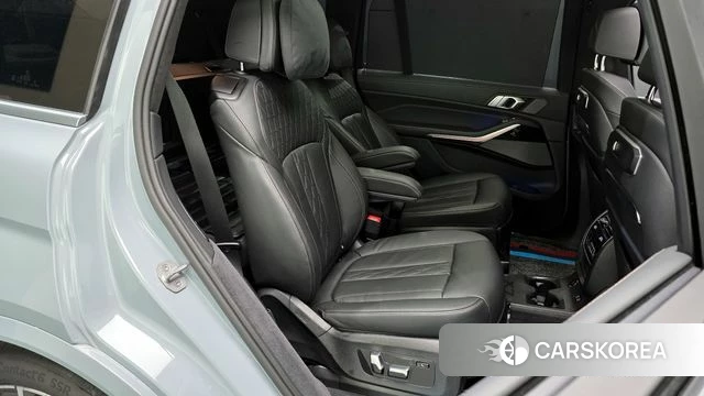 BMW X7 (G07) 2024 Серебристо-серый из Кореи, фото 2