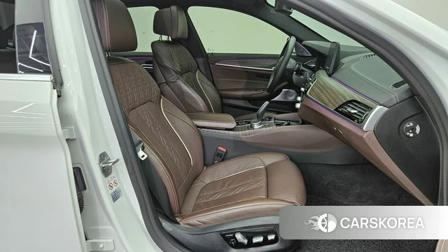 BMW 5 Series (G30) 2020 Белый из Кореи, фото 2