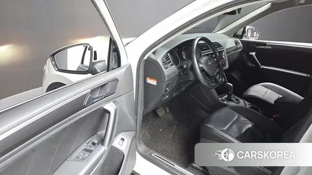 Volkswagen Tiguan second Generation 2018 Белый из Кореи, фото 2