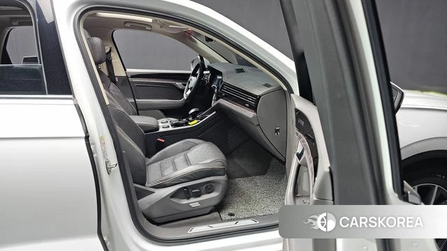 Volkswagen Touareg 3rd generation 2021 Белый из Кореи, фото 2