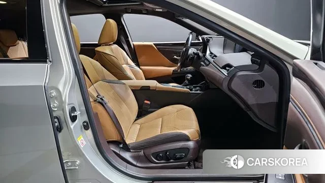 Lexus ES300h 7th generation 2018 Серебряный из Кореи, фото 2