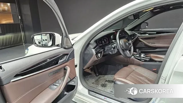 BMW 5 Series (G30) 2023 Белый из Кореи, фото 2