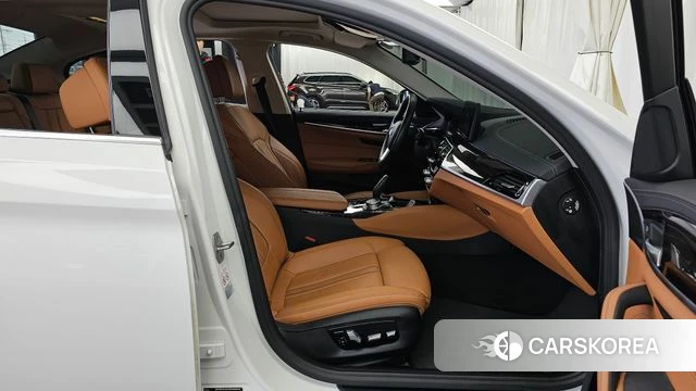 BMW 5 Series (G30) 2021 Белый из Кореи, фото 2