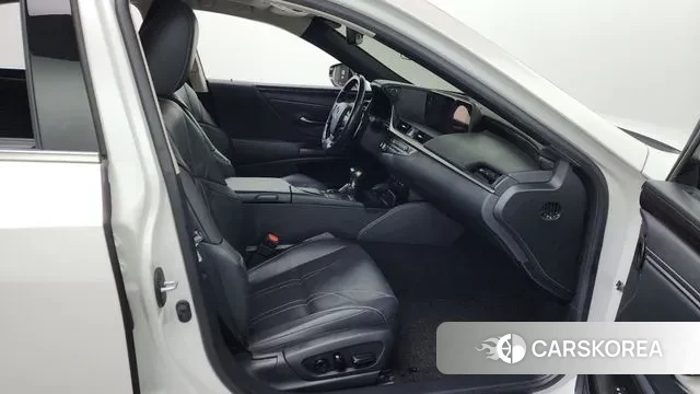 Lexus ES300h 7th generation 2020 Белый из Кореи, фото 2