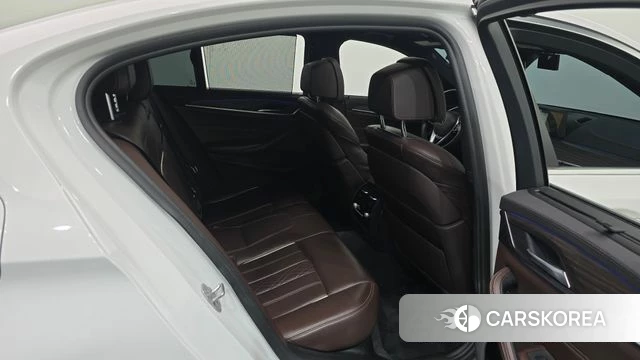 BMW 5 Series (G30) 2018 Белый из Кореи, фото 2