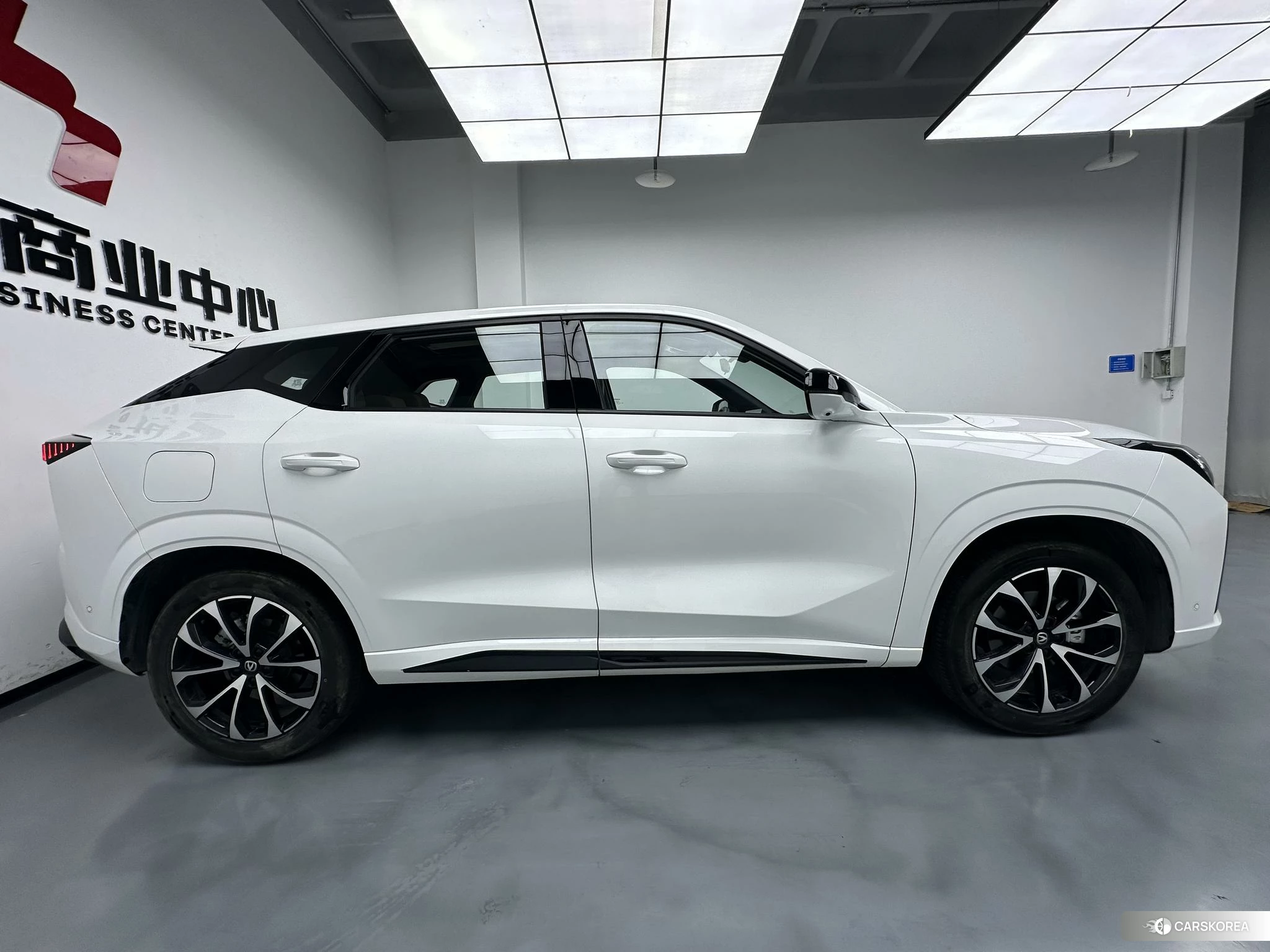 Chang'an UNI-Z PHEV 2024 Белый из Китая, фото 2