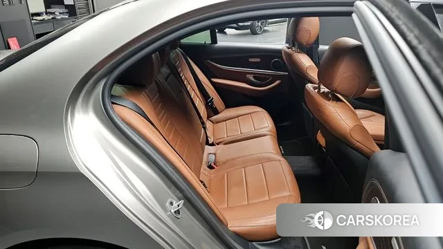 Mercedes-Benz E-Class W213 2021 Серебристо-серый из Кореи, фото 2