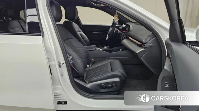 BMW 5 Series (G60) 2024 Белый из Кореи, фото 2