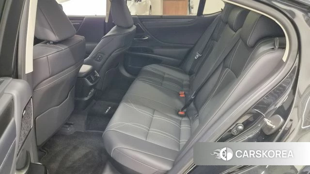 Lexus ES300h 7th generation 2025 Черный из Кореи, фото 2