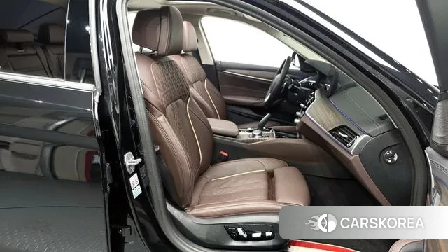 BMW 5 Series (G30) 2023 Черный из Кореи, фото 2